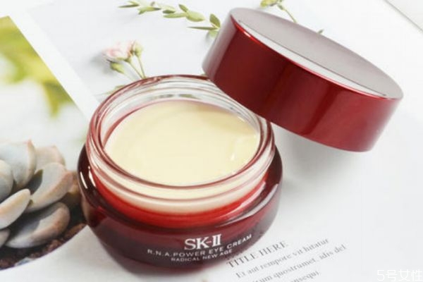 有脂肪?？刹豢梢酝垦鬯?先用精華還是先用眼霜