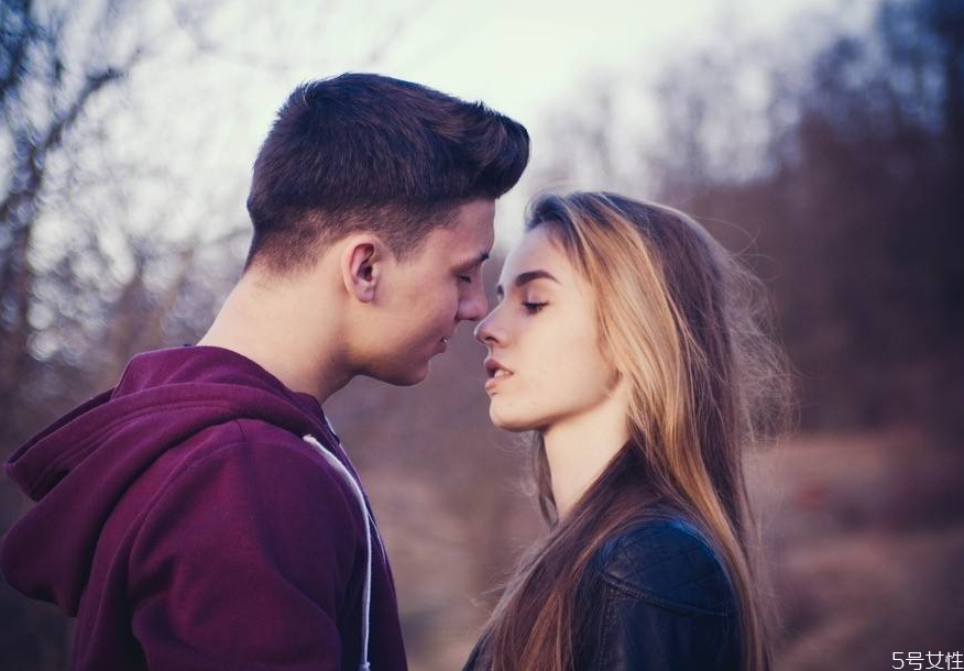 曖昧期的女生應該如何反撩 曖昧期吊男人胃口狠招 曖昧期的女生應該如何反撩 曖昧期吊男人胃口狠招