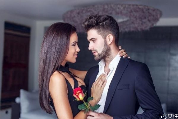 男生遇到真正喜歡女生會(huì)怎樣 男生對(duì)你有意思的舉動(dòng) 男生遇到真正喜歡女生會(huì)怎樣 男生對(duì)你有意思的舉動(dòng)