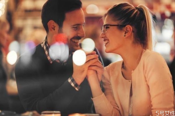 男生遇到真正喜歡女生會(huì)怎樣 男生對(duì)你有意思的舉動(dòng) 男生遇到真正喜歡女生會(huì)怎樣 男生對(duì)你有意思的舉動(dòng)