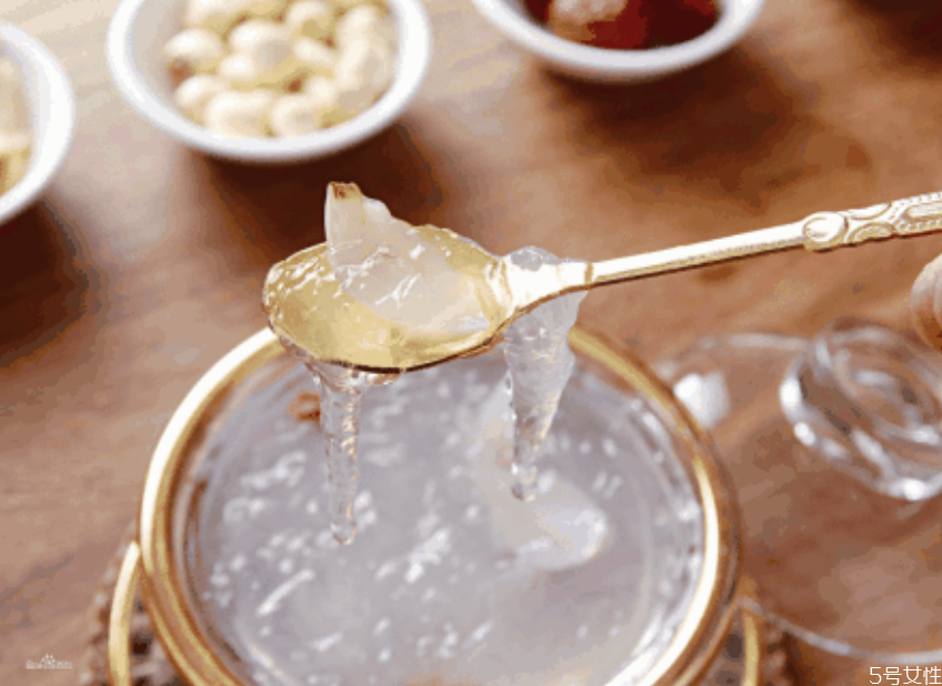 燉燕窩什么時(shí)候放冰糖 燉燕窩放哪種冰糖好 燉燕窩什么時(shí)候放冰糖 燉燕窩放哪種冰糖好