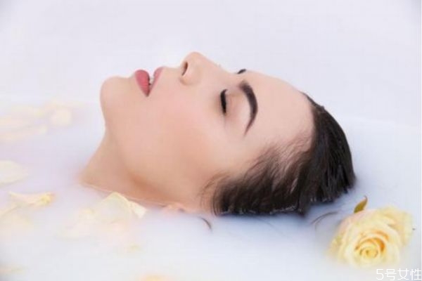 拿什么泡澡對(duì)身體好 堅(jiān)持泡澡一個(gè)月的變化 拿什么泡澡對(duì)身體好 堅(jiān)持泡澡一個(gè)月的變化