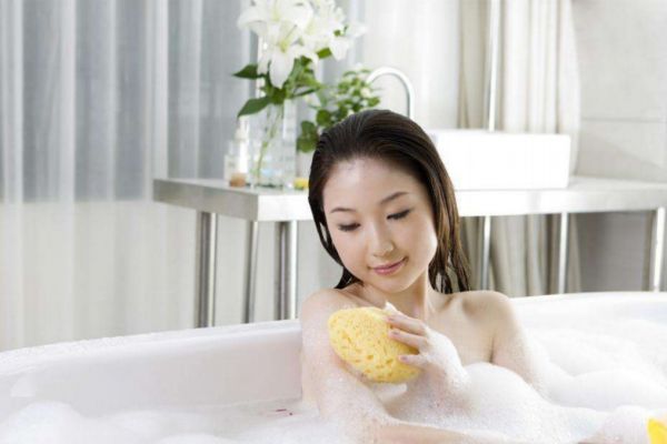 女人汗蒸好還是泡澡好 汗蒸和泡澡哪個祛濕更好