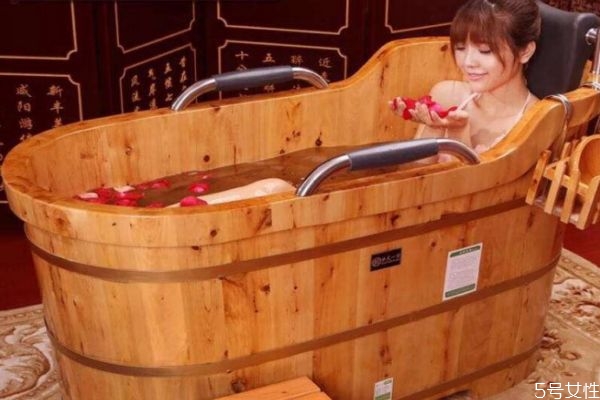 拿什么泡澡對(duì)身體好 堅(jiān)持泡澡一個(gè)月的變化 拿什么泡澡對(duì)身體好 堅(jiān)持泡澡一個(gè)月的變化