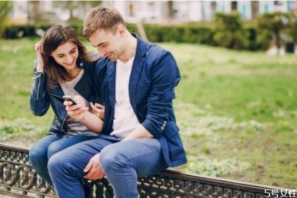 第一次約會該不該牽手 初次約會要注意的細(xì)節(jié)