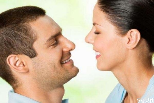 第一次約會該不該牽手 初次約會要注意的細(xì)節(jié)