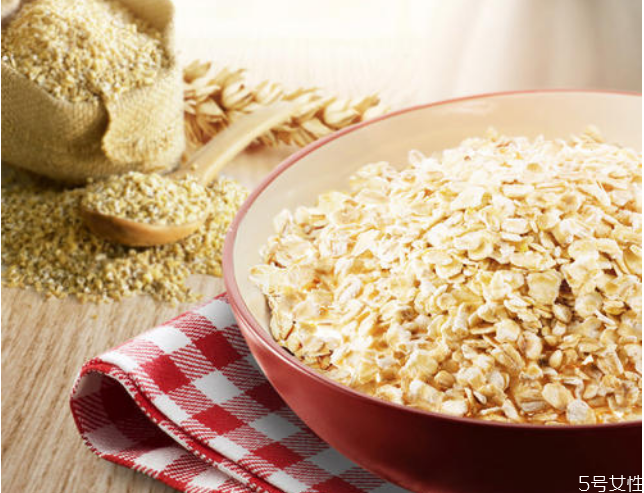 快熟燕麥片可以生吃嗎 快熟燕麥片怎么吃 快熟燕麥片可以生吃嗎 快熟燕麥片怎么吃