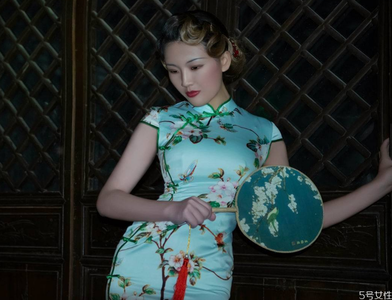 冬裝旗袍怎么搭配鞋子 適合配冬天旗袍的鞋子 冬裝旗袍怎么搭配鞋子 適合配冬天旗袍的鞋子