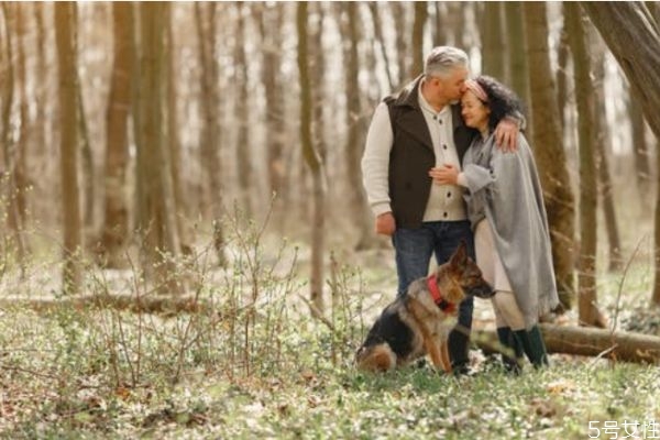 假裝愛你的男人有四點 男人動了真情的跡象 假裝愛你的男人有四點 男人動了真情的跡象