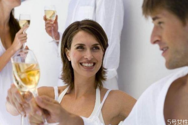 姐弟戀是異路姻緣嗎 為什么姐弟戀不被人看好 姐弟戀是異路姻緣嗎 為什么姐弟戀不被人看好