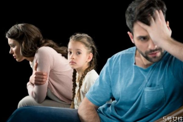 原生家庭父親強(qiáng)勢對兒子的影響 原生家庭父親暴躁