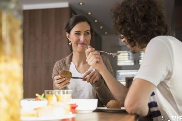 男人越喜歡你越不主動(dòng) 男生在等你主動(dòng)的表現(xiàn) 男人越喜歡你越不主動(dòng) 男生在等你主動(dòng)的表現(xiàn)