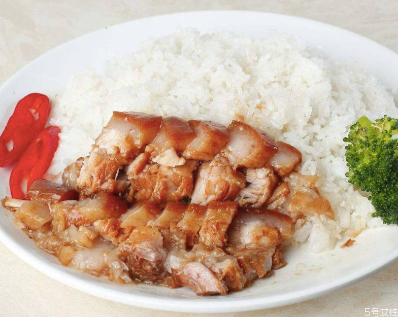 豬腳飯的做法 經(jīng)常吃豬腳飯會(huì)發(fā)胖嗎 豬腳飯的做法 經(jīng)常吃豬腳飯會(huì)發(fā)胖嗎