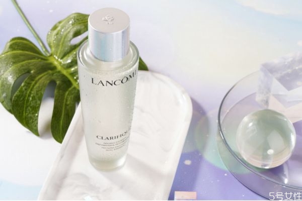 蘭蔻極光水和雅詩(shī)蘭黛櫻花微精華哪個(gè)好用 根據(jù)膚質(zhì)選擇