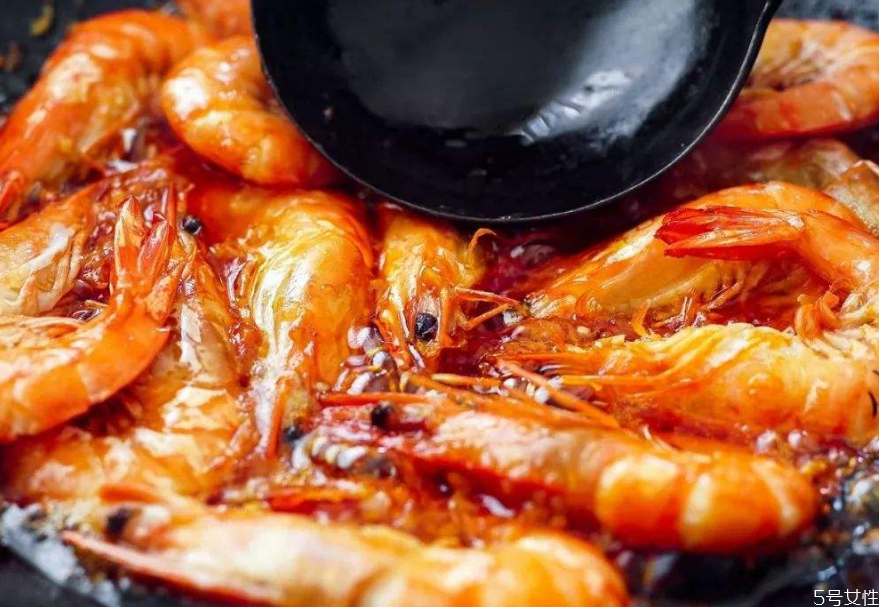 吃蝦能喝白酒嗎 吃蝦喝白酒會(huì)怎么樣 吃蝦能喝白酒嗎 吃蝦喝白酒會(huì)怎么樣