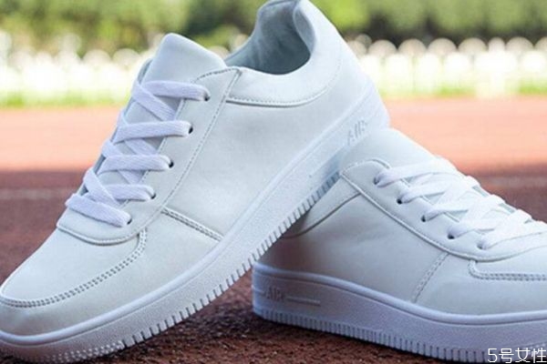 鞋子有點擠怎么弄大 鞋子撐大的小妙招 鞋子有點擠怎么弄大 鞋子撐大的小妙招