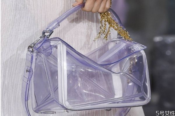 透明包怎么修復(fù)劃痕 透明包包該怎么清洗養(yǎng)護 透明包怎么修復(fù)劃痕 透明包包該怎么清洗養(yǎng)護