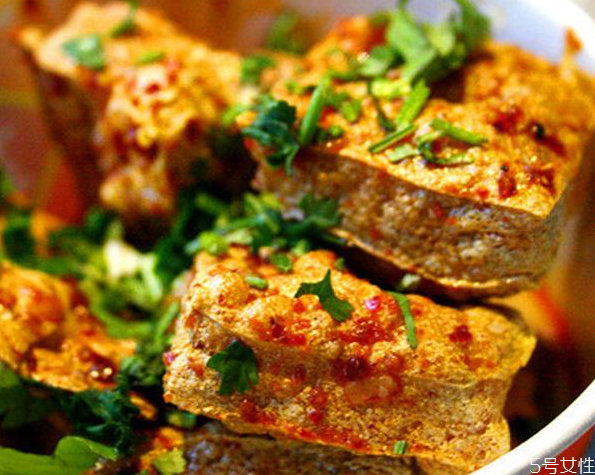 臭豆腐為什么是黑色的 臭豆腐的黑水是什么做的 臭豆腐為什么是黑色的 臭豆腐的黑水是什么做的