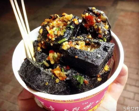 臭豆腐有點(diǎn)酸是怎么回事 臭豆腐吃起來(lái)也很臭