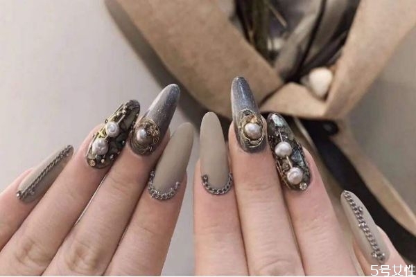 用延長(zhǎng)膠要先上底膠嗎 做完延長(zhǎng)甲上色要涂底膠嗎