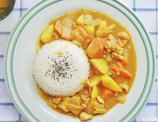 咖喱粉能直接撒食物上嗎 咖喱粉可以生吃嗎 咖喱粉能直接撒食物上嗎 咖喱粉可以生吃嗎