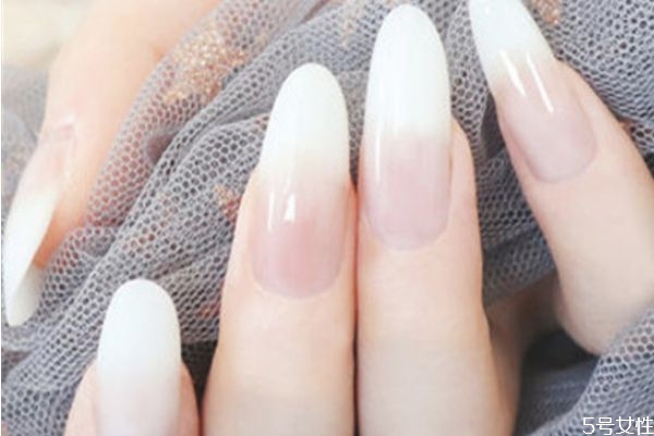 用延長(zhǎng)膠要先上底膠嗎 做完延長(zhǎng)甲上色要涂底膠嗎