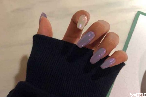 用延長(zhǎng)膠要先上底膠嗎 做完延長(zhǎng)甲上色要涂底膠嗎