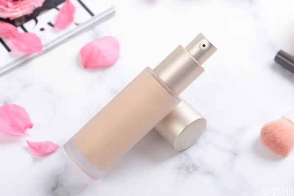 皮膚泛紅選黃調(diào)還是粉調(diào) 粉底液選粉白還是黃白 皮膚泛紅選黃調(diào)還是粉調(diào) 粉底液選粉白還是黃白