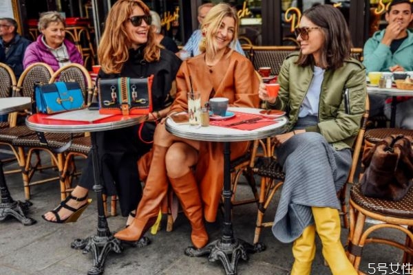 2020年流行長(zhǎng)靴還是短靴 2020年最流行的靴子 2020年流行長(zhǎng)靴還是短靴 2020年最流行的靴子