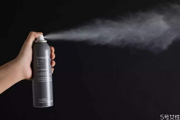 頭發(fā)太油來(lái)不及洗頭怎么辦 頭發(fā)油要出門(mén)緊急補(bǔ)救