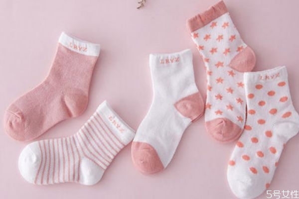 襪子可以單獨(dú)放洗衣機(jī)洗嗎 襪子發(fā)硬怎么恢復(fù)