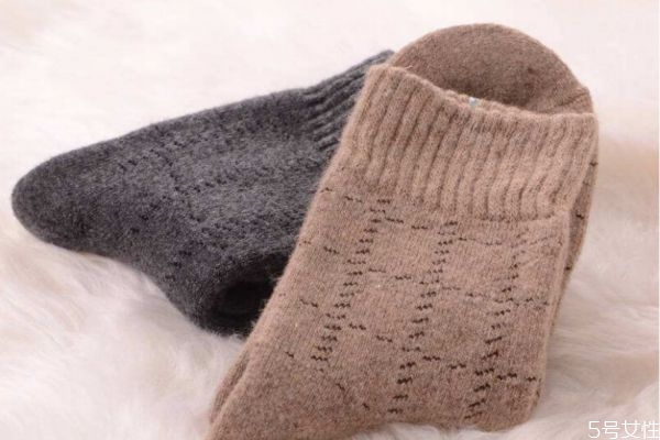 長(zhǎng)筒襪應(yīng)該搭配什么上衣 長(zhǎng)筒襪時(shí)尚搭配 長(zhǎng)筒襪應(yīng)該搭配什么上衣 長(zhǎng)筒襪時(shí)尚搭配