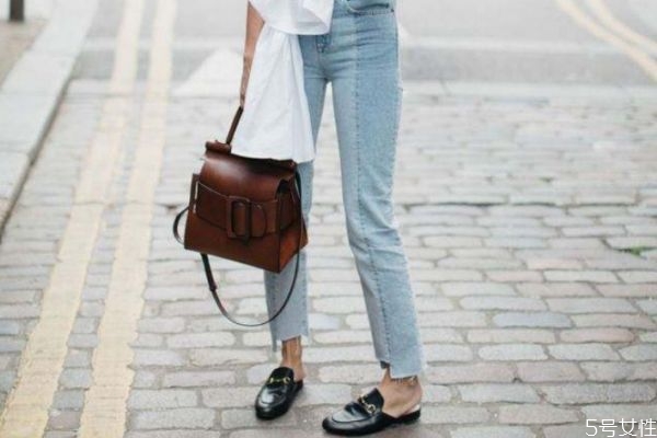 穆勒鞋黑色好看還是白色好看 穆勒鞋需要選大一碼嗎 穆勒鞋黑色好看還是白色好看 穆勒鞋需要選大一碼嗎