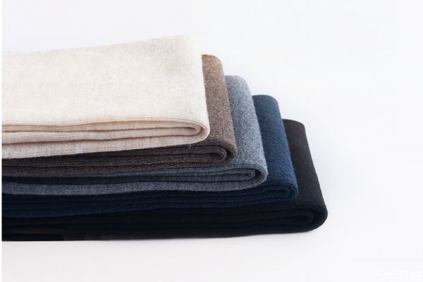 中筒襪一般多少厘米 過膝襪和長(zhǎng)筒襪的區(qū)別 中筒襪一般多少厘米 過膝襪和長(zhǎng)筒襪的區(qū)別