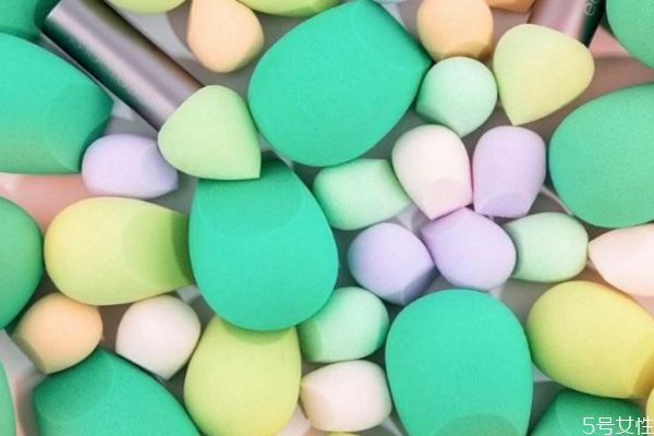 化妝海綿可不可以復(fù)使用 化妝海綿塊和美妝蛋一起用嗎 化妝海綿可不可以復(fù)使用 化妝海綿塊和美妝蛋一起用嗎