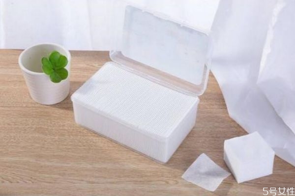 化妝棉需要先用水打濕用嗎 化妝棉要打濕用嗎 化妝棉需要先用水打濕用嗎 化妝棉要打濕用嗎