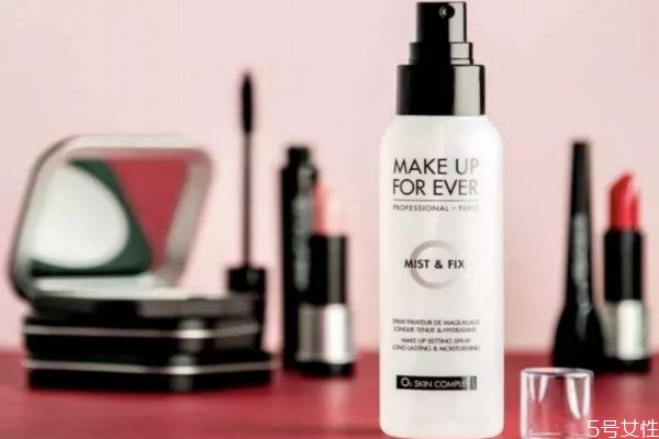 定妝噴霧補妝要用吸油紙嗎 用完定妝噴霧怎么補妝