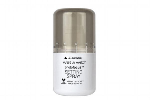 定妝噴霧補妝要用吸油紙嗎 用完定妝噴霧怎么補妝