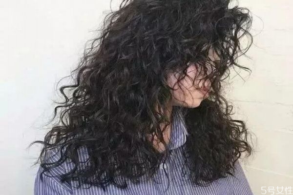 怎么編頭發(fā)弄成羊毛卷 羊毛卷染什么顏色顯白 怎么編頭發(fā)弄成羊毛卷 羊毛卷染什么顏色顯白