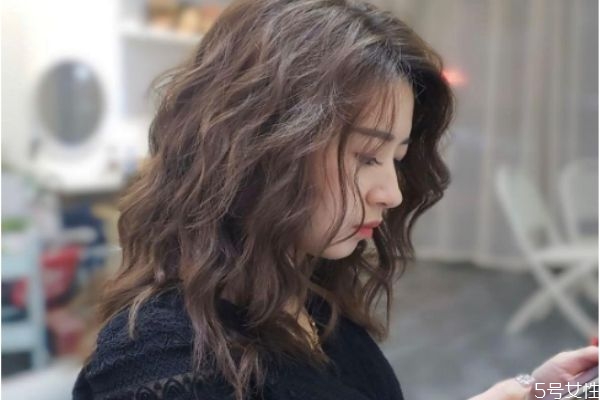 怎么編頭發(fā)弄成羊毛卷 羊毛卷染什么顏色顯白 怎么編頭發(fā)弄成羊毛卷 羊毛卷染什么顏色顯白