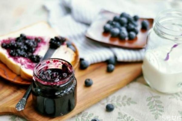 藍(lán)莓醬一般熬制多長(zhǎng)時(shí)間 自制藍(lán)莓醬的做法竅門