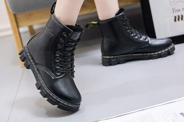 馬丁靴買大了一號(hào)不跟腳怎么辦 馬丁靴買大了怎么處理 馬丁靴買大了一號(hào)不跟腳怎么辦 馬丁靴買大了怎么處理