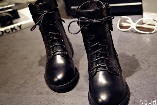 馬丁靴買大了穿著難看嘛 馬丁靴壓腳背解決辦法 馬丁靴買大了穿著難看嘛 馬丁靴壓腳背解決辦法
