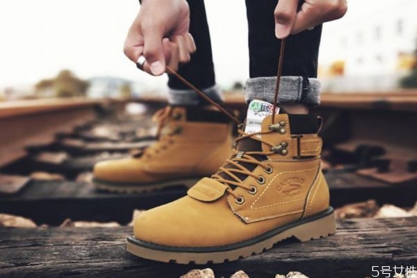 馬丁靴買大了一號(hào)不跟腳怎么辦 馬丁靴買大了怎么處理 馬丁靴買大了一號(hào)不跟腳怎么辦 馬丁靴買大了怎么處理