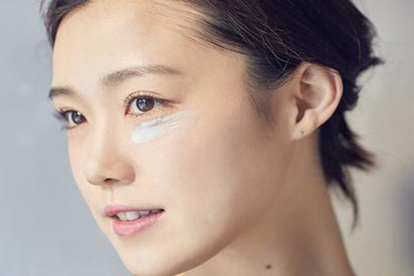 眼皮松弛怎么保養(yǎng) 眼皮松弛保養(yǎng)的技巧 眼皮松弛怎么保養(yǎng) 眼皮松弛保養(yǎng)的技巧