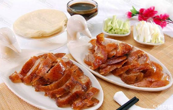 片皮鴨和北京烤鴨是一樣嗎 北京烤鴨和片皮鴨有什么區(qū)別 片皮鴨和北京烤鴨是一樣嗎 北京烤鴨和片皮鴨有什么區(qū)別