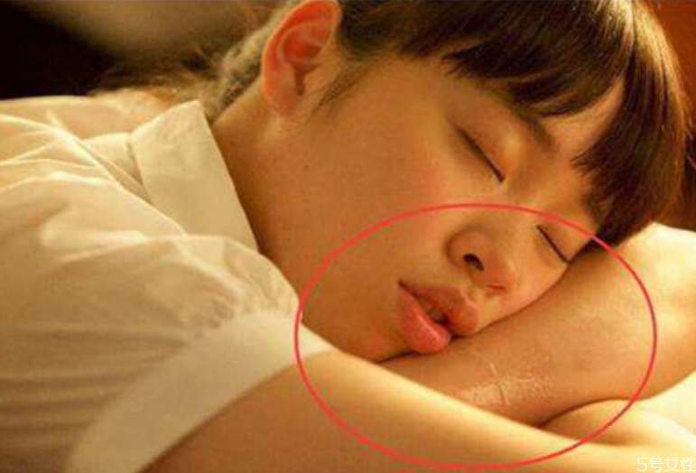 睡覺(jué)流口水臭是什么原因 晚上睡覺(jué)流口水很臭怎么治