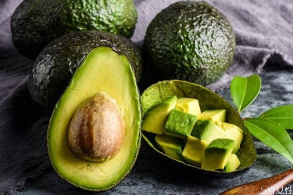 牛油果里面為什么變黑 牛油果有黑色纖維能吃嗎 牛油果里面為什么變黑 牛油果有黑色纖維能吃嗎