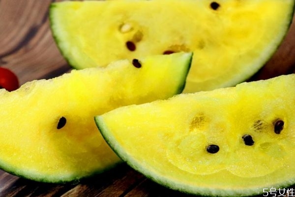 特小鳳西瓜的營養(yǎng)價值 黃瓤西瓜和紅瓤西瓜有什么區(qū)別