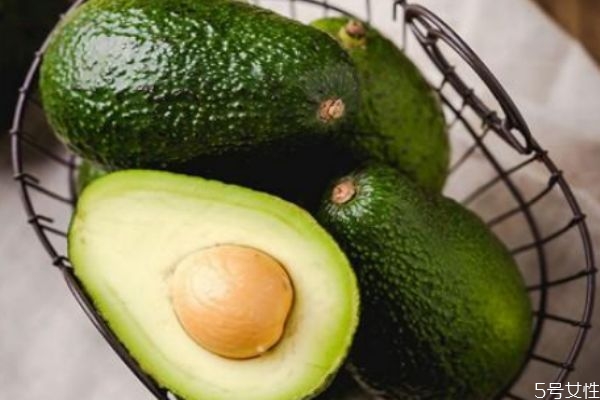 牛油果里面為什么變黑 牛油果有黑色纖維能吃嗎 牛油果里面為什么變黑 牛油果有黑色纖維能吃嗎